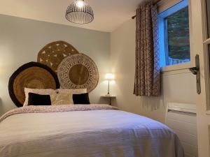 Säng eller sängar i ett rum på T2 style cottage - Véranda & Terrasse extérieure