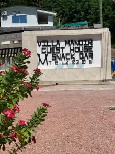 un signe sur un mur avec écriture sur celui-ci dans l'établissement Villa Manoir, à Anse Lazio