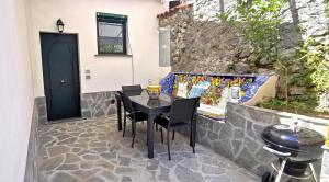 une terrasse avec une table et des chaises devant un bâtiment dans l'établissement Relais Amalfi Coast, à Conca dei Marini