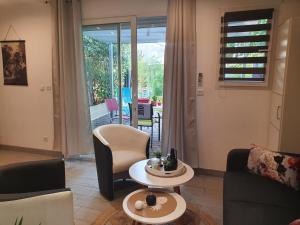Ein Sitzbereich in der Unterkunft Villa les palmiers -Stretta di i mandarini