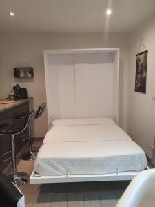 Ein Bett oder Betten in einem Zimmer der Unterkunft Villa les palmiers -Stretta di i mandarini