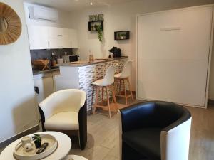 Küche/Küchenzeile in der Unterkunft Villa les palmiers -Stretta di i mandarini