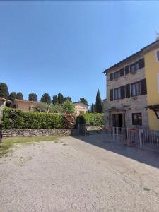 Elle offre une vue sur un bâtiment et une allée. dans l'établissement PePe house, à Capannori