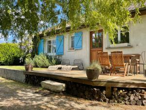 uma casa com duas cadeiras e uma mesa em frente em Gîte du Loiret em Saint-Hilaire-Saint-Mesmin