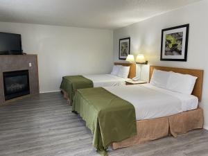מיטה או מיטות בחדר ב-Rodeway Inn & Suites Omak - Okanogan