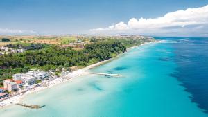 una vista aérea de la playa y del océano en Tzogalis Apartments, en Kallithea Halkidikis