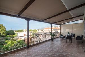 balcón con mesa, sillas y vistas en Akrata's Elegant Luxury Suite en Akrata