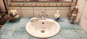 A bathroom at Villa Pigi Még 33 kép