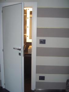 ラ・スペツィアにあるVilla Federiciの縞壁の部屋の扉