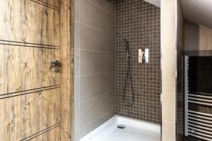 Koupelna v ubytování PLESSBERG Apartments Plešivec + 37 fotografií
