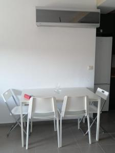 una mesa blanca y sillas en una habitación en Moncayo Rural RR 44, en Vera de Moncayo
