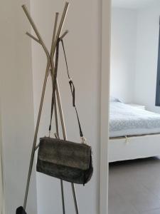una borsa appesa a un muro in una camera da letto di Moncayo Rural RR 44 a Vera de Moncayo