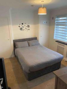 a bedroom with a bed in a room at Cozy one bed flat in Dartford