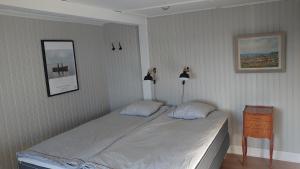 una camera con un letto con due cuscini sopra di Vandrarhemmet Tallbacka/Ängelsberg Hostel ad Ängelsberg