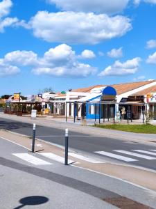 an empty street in a town with a building at Appartement restauré à 50 m de la plage in Saint-Hilaire-de-Riez