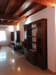 una sala de estar con un armario de madera y una mesa. en Villa ILIRIA, en Ripa