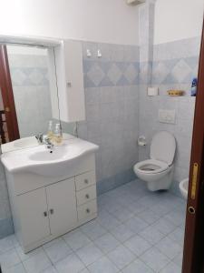Vonios kambarys apgyvendinimo įstaigoje Villa ILIRIA