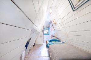 a small bedroom with a bed in a house at Domek letniskowy Keja in Skorochow