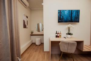 a room with a desk and a mirror at Cesare ai Cavalieri Suites in Rome