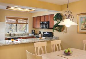 Una cocina o zona de cocina en Club Wyndham Resort at Fairfield Glade