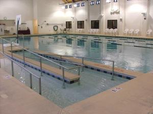 una gran piscina cubierta con sillas. en Club Wyndham Resort at Fairfield Glade, en Fairfield Glade