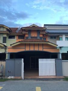 une maison avec une porte blanche devant elle dans l'établissement T House Nearby Kuantan East Coast Shopping Mall, à Kuantan