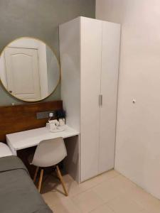 - une chambre avec une armoire blanche et un miroir dans l'établissement T House Nearby Kuantan East Coast Shopping Mall, à Kuantan