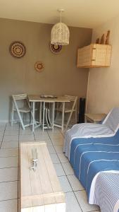 um quarto com uma cama, uma mesa e uma mesa; em Appartement de plein pied en Résidence de vacances 3 étoiles em Cerbère