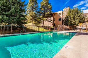 Bazén v ubytování Willows Condos by Snowmass Vacations nebo v jeho okolí
