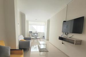 TV a/nebo společenská místnost v ubytování MUNAY TTIKA Hoteles