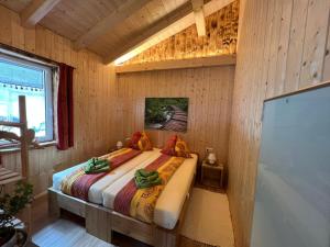 um quarto com uma cama num quarto de madeira em Bergblick Hollnhof em Donnersbach