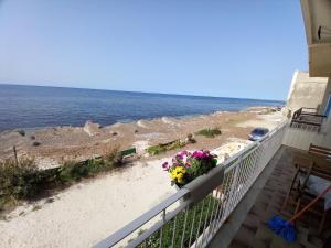 a balcony with a view of the beach and the ocean at Le due conchiglie in Carini