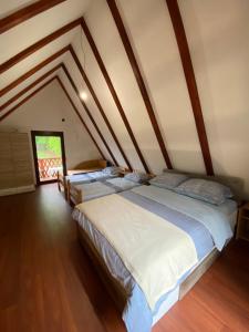 2 camas en una habitación con ático en Holiday Home Enio, en Lohovo
