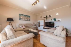 A seating area at Stedi Apartment