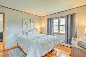 um quarto com uma cama branca e uma janela em Tasteful Country Home on 5 Acres about 3 Mi to Lake! 