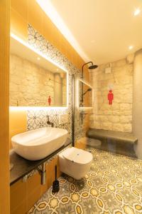 bagno con lavandino e servizi igienici di Domus Maritima a Trogir
