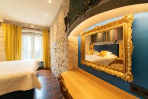 Habitación con cama y espejo en la pared. en Domus Maritima en Trogir