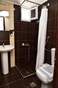uma casa de banho com um chuveiro, um WC e um lavatório. em Rooms Kochilas Elafonisi em Elafonisi
