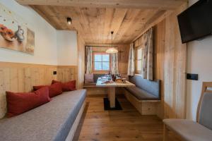 Televízia a/alebo spoločenská miestnosť v ubytovaní Agriturismo Lüch de Vanc