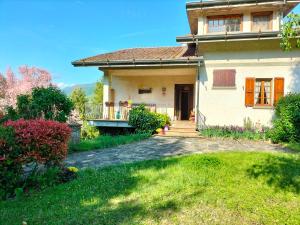 a house with a pathway leading to the front yard at App.to Pian del Ronco in Pellegrino Parmense