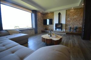 una sala de estar con un sofá y una mesa en GALIHOST - Casa Esclavi, en Cambados