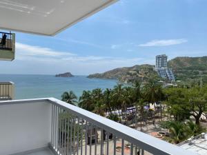 balcón con vistas al océano en Apartamento Tacoa 703, en Santa Marta