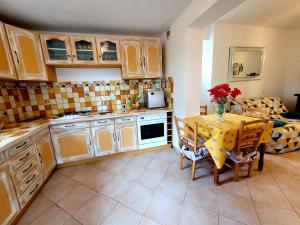 a kitchen with a table and chairs and a kitchen with a table and a table at Écrin de verdure de 45 m2 - Plage à 400m - Jardin, Parking privé, WIFI in Le Brusc