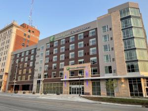 a building on the corner of a street at Holiday Inn Express & Suites - Lincoln Downtown , an IHG Hotel in Lincoln