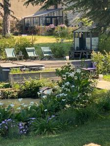 un jardin avec des chaises et un kiosque dans l'établissement Le Celadon, à Montaigu-Vendée