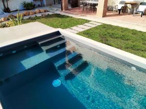 una piscina de agua azul en un patio en Cilento Loft with Private Pool, en Ascea