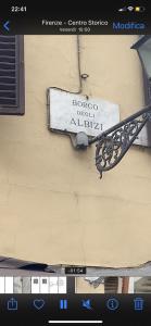 ein Straßenschild an der Seite eines Gebäudes in der Unterkunft il giaggiolo apartment in Florenz