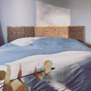 uma cama com um edredão azul com pássaros em B&B Joy's em Berbourg
