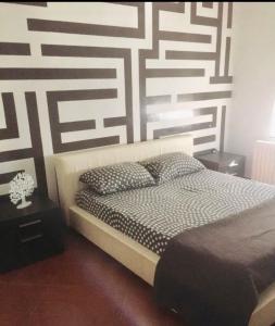 een slaapkamer met een bed met een zwart-witte muur bij Sinilu a mare in Montesilvano +10 foto's