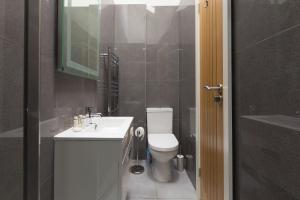 een badkamer met een wit toilet en een wastafel bij Little Gem in St Ives +9 foto's